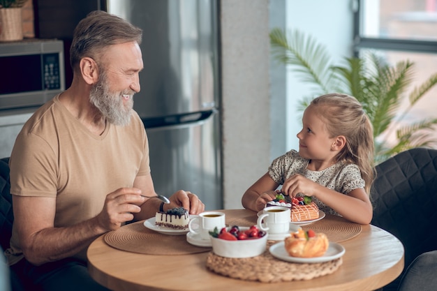 Papa en zijn dochter samen aan het ontbijten thuis