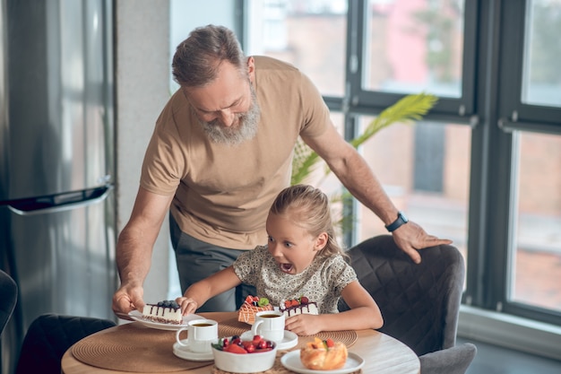 Foto papa en zijn dochter samen aan het ontbijten thuis