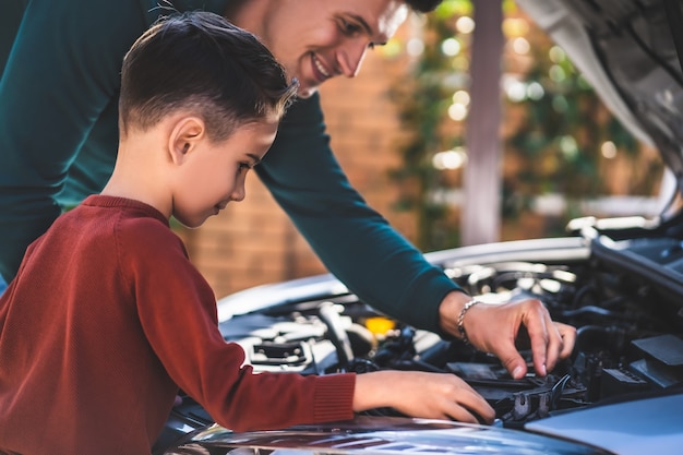 Papa en zoon repareren een auto