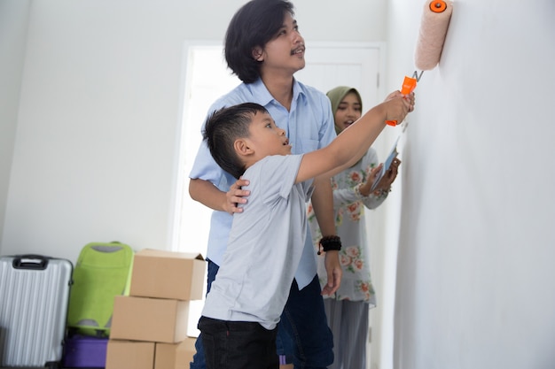 Papa en zoon schilderen hun nieuwe huis