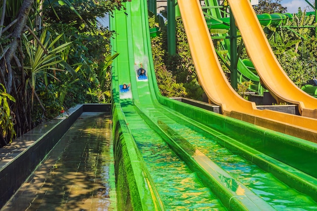 Papa en zoon veel plezier in het waterpark