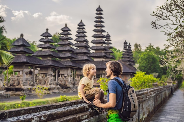 Papa en zoonstoeristen in Traditionele Balinese Hindoese Tempel Taman Ayun in Mengwi. Bali, Indonesië Reizen met kinderen concept