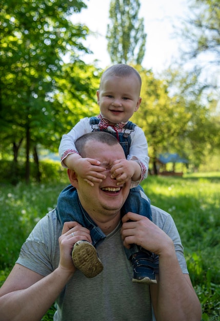 Papa en zoontje in het park