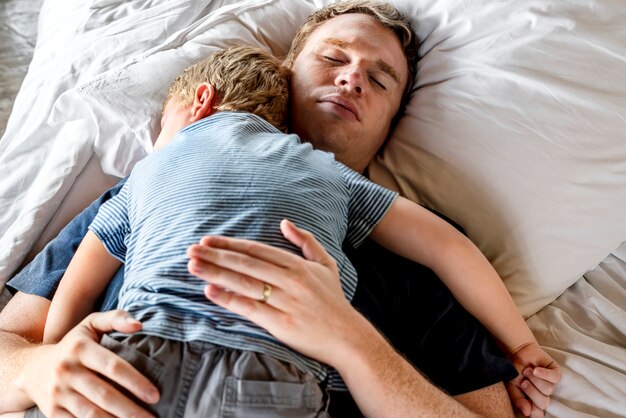 Foto papa houdt zijn zoon vast