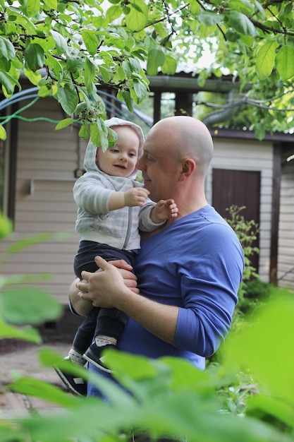 Papa houdt zoontje buiten in zijn armen