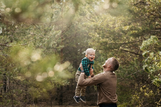 Papa is aan het dollen met zijn zoon. Vader gooit zijn zoon in de lucht. Vader speelt met zijn zoon. Blij kind. Vaderdag.