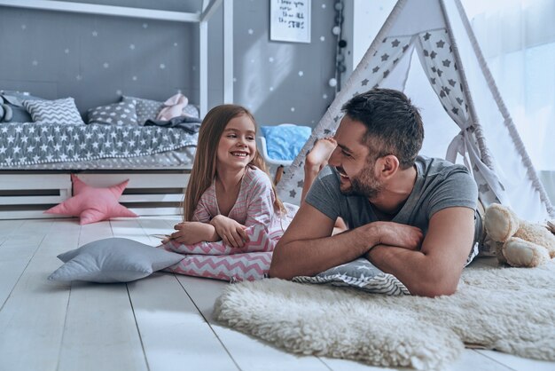 Papa is haar beste vriend. Vader en dochter kijken elkaar aan en glimlachen