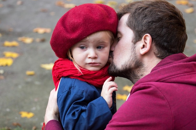 Papa kust zijn huilende dochter Close-up herfsttijd