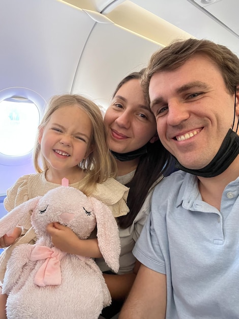 Papa mama en klein meisje zitten in het vliegtuig