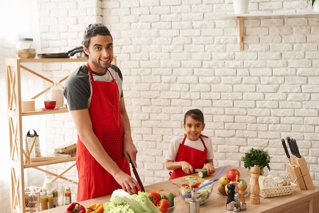 Papa met dochter snijden Veggies op keuken.