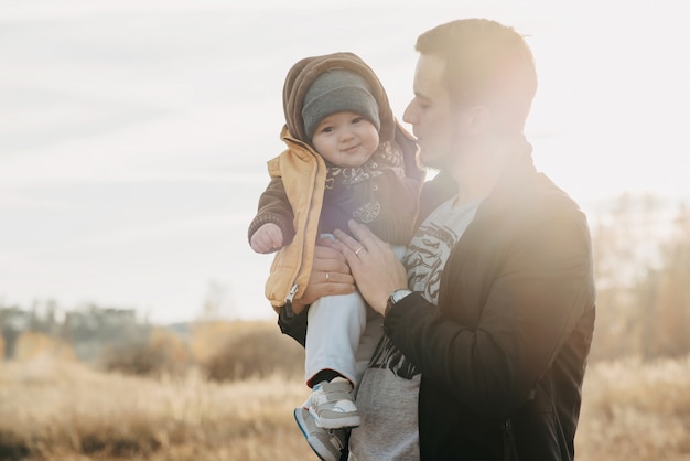 Papa met een klein kind, zoon van een jongen