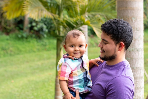 Papa met zijn zoon in zijn armen die hem liefde geeft