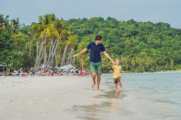 Papa speelt met zijn zoon in de zee