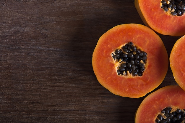 Foto papaja fruit op houten achtergrond.