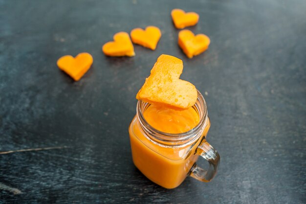 Foto papaya taglio a forma di cuore. frullati. la struttura distesa piatta. concetto di amore. san valentino