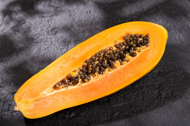 Papaya fruit op het tafelblad uitzicht