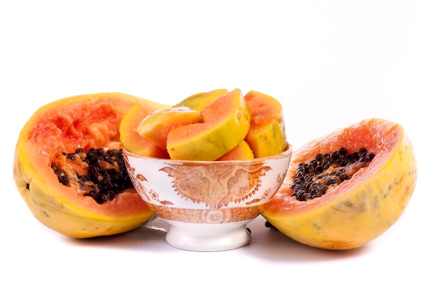 Нарезанный фрукт папайи