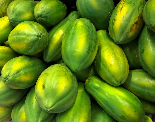 Papaya fruitkraam op de markt
