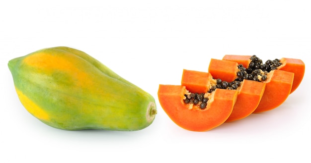 Foto papaia isolata su fondo bianco
