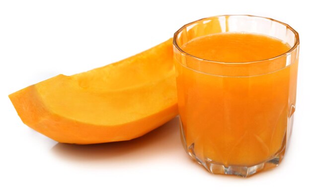Papaya Juice in een glas op witte achtergrond