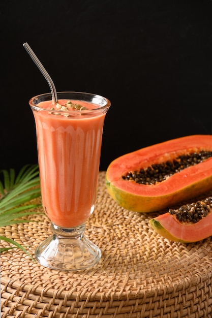 Papaya lassi in glas op zwarte achtergrond