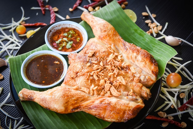 Papaya salad and grilled chicken with sauce