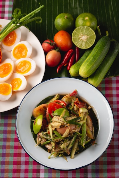 Insalata della papaia con l'uovo sodo, alimento locale di esan tailandese, tailandia