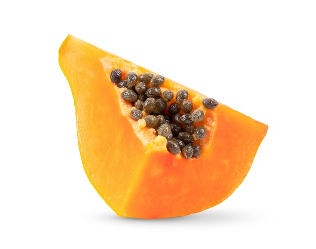 Fetta di papaya isolata su sfondo bianco