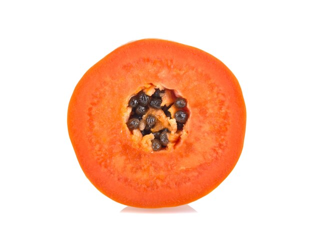 Fette di papaya isolate su sfondo bianco