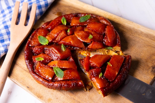 Papaya tarte tatin. Its peculiarity is that it is an upside-down cake, that is, for its preparation