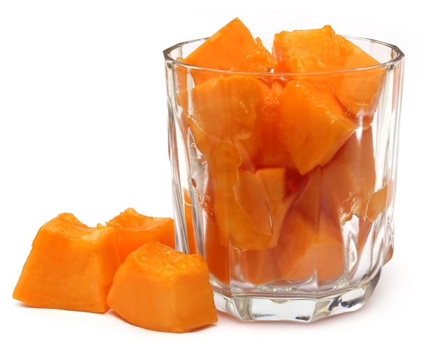 Papaya voor sap in een glas op witte achtergrond