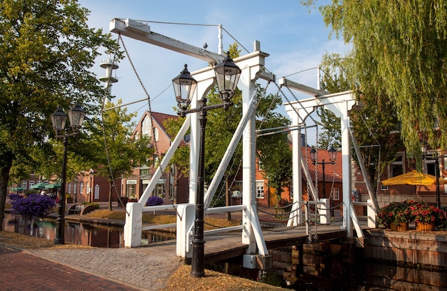 Foto papenburg, duitsland, juli 2018 typische ophaalbrug over een kanaal in de oude stad. stadsgezicht met ophaalbrug in papenburg, emsland, nedersaksen, duitsland