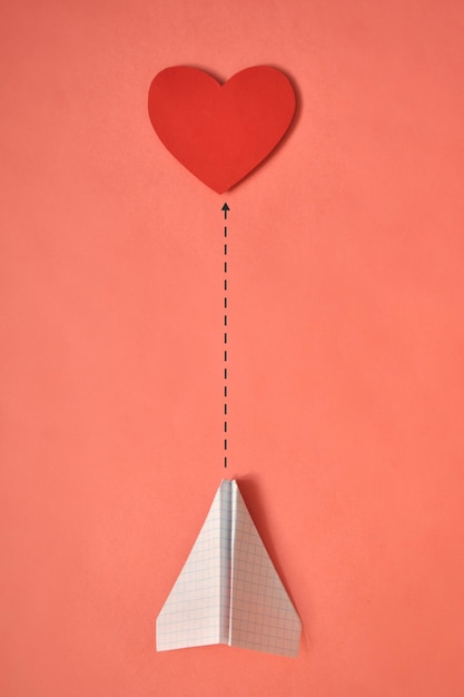 Photo a paper airplane a heart and a path to the heart a symbol of the desire to achieve love