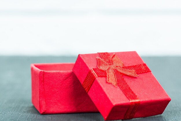 手作りのギフトボックス、カットリボン、テキスト用のスペースのある弓が付いたペーパーアートバレンタインデーのコンセプトバナー。クリスマスプレゼント