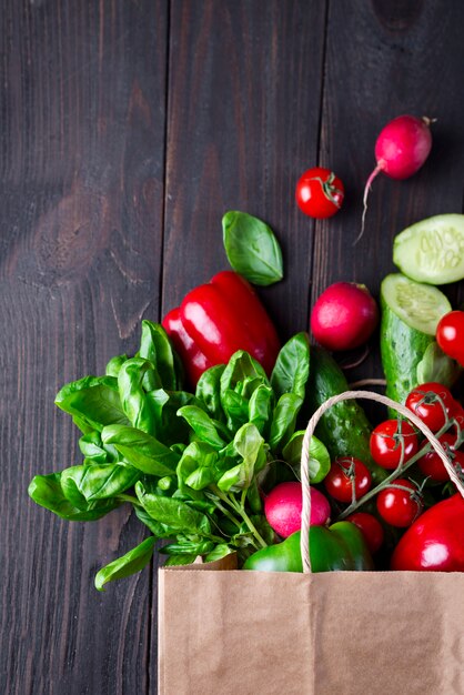 Foto sacchetto di carta di diversi alimenti naturali