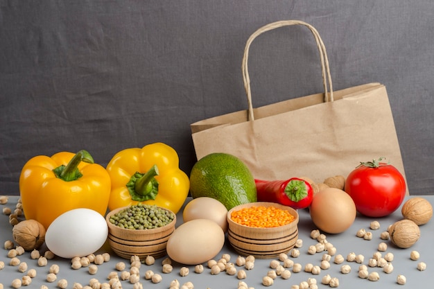 紙袋と健康的な食事のための製品のセット