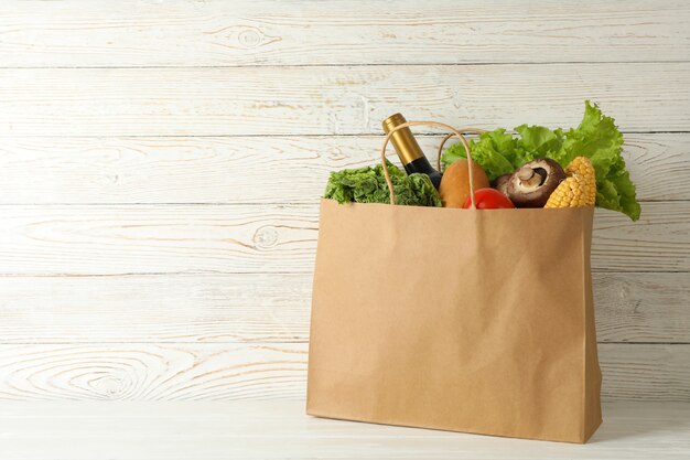 Бумажный пакет с различными продуктами питания
