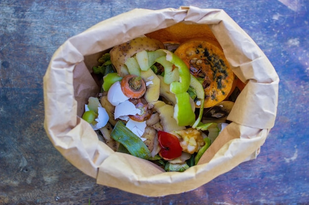 Foto sacchetto di carta con verdure e altra spazzatura per fare il compost