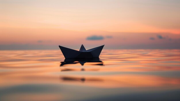 広大な静かな海に浮かぶ紙のボート