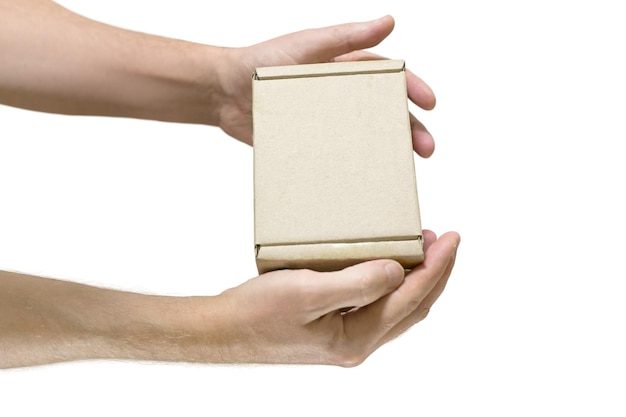 종이 상자 컨테이너가 손에 있습니다. 디자인 적용을 위한 빈 표면.