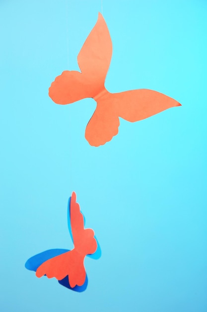 青い背景の上の紙の蝶