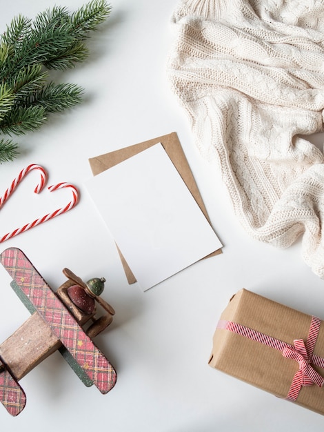 Foto carta di carta per lettere, buste e decorazioni natalizie. posa piatta per buon natale o felice anno nuovo. vista dall'alto. copia spazio