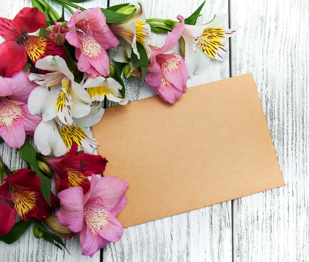 Carta di carta con fiori di alstroemeria