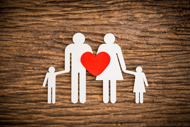 Фото Семейство бумажной цепочки и красное сердце, символизирующее