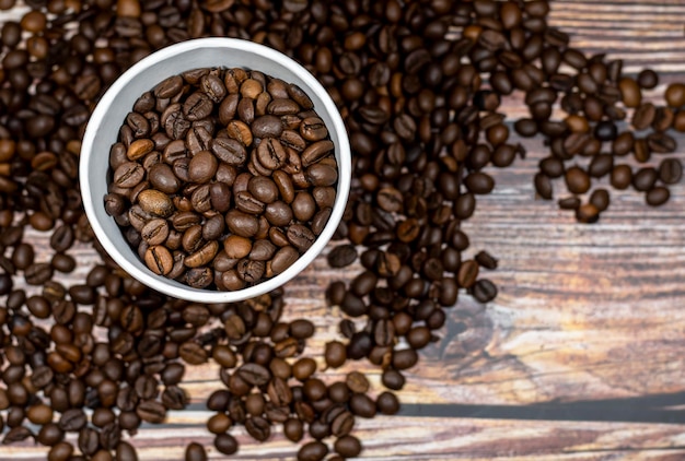 Paper cup of coffee on the background of coffee beans top view Paper coffee cup with coffee beans