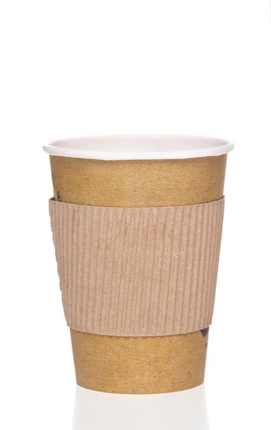 Foto tazza di carta di bevanda calda da asporto con sottobicchiere marrone isolato su sfondo bianco