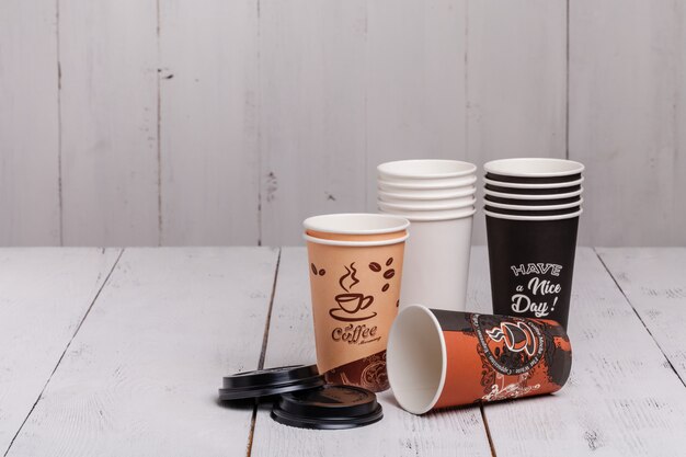 Photo paper cups of coffee on wooden texture background