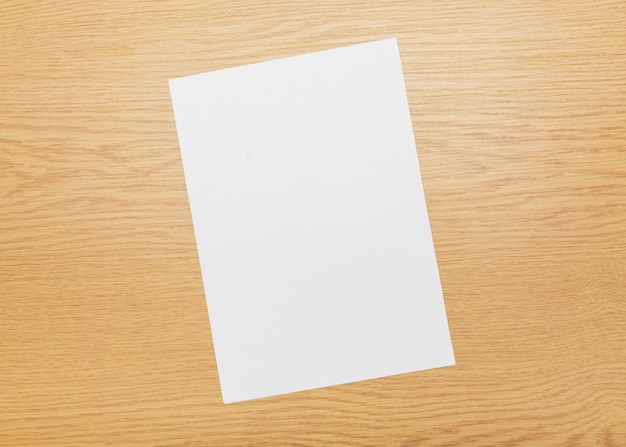 Бумажный стол ноутбук документ деревянный лист крупным планом