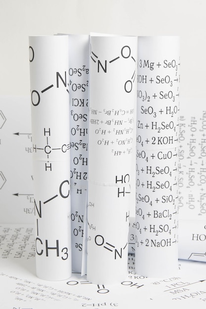 写真 元素の化学式の紙の図