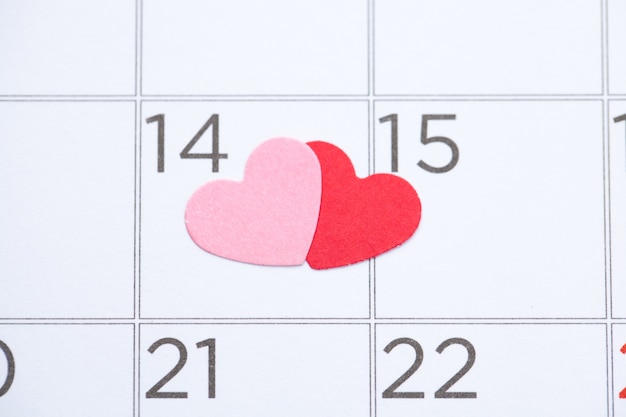 사진 달력, 발렌타인 데이 및 선택적 초점에 대 한 개념에서 2 월 14 일에 종이 심장